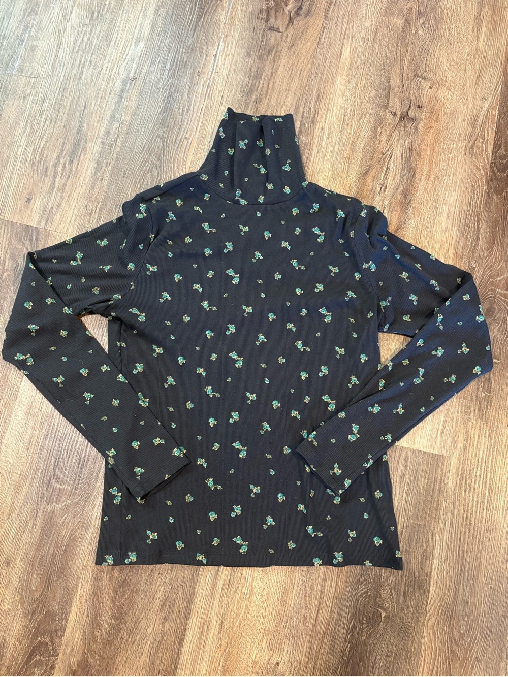 Levi's Dark Green Floral Turtleneck Size Medium